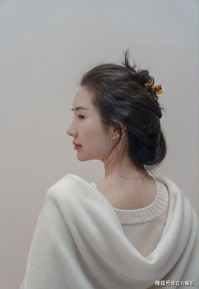 少女|互相比美？董花花晒背身照宛如少女，张大奕忙事业发际线感人