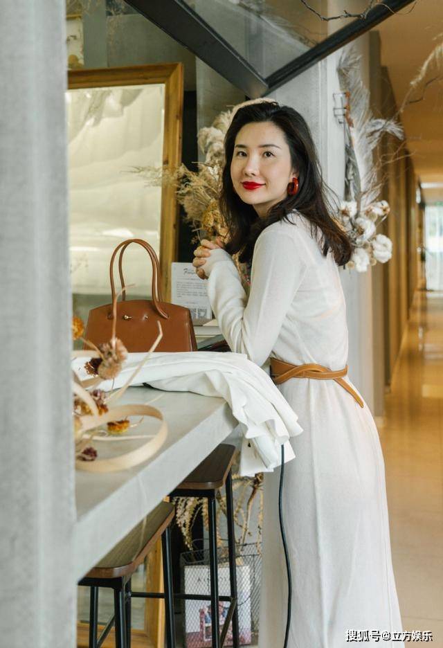 少女|互相比美？董花花晒背身照宛如少女，张大奕忙事业发际线感人