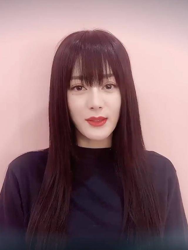 迪丽热巴|迪丽热巴的脸僵了？视频里留齐刘海显脸长，离开精修美貌不再