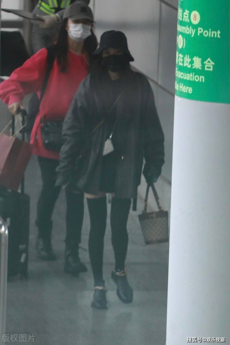 黑色|杨幂黑色连身短裙配皮衣美艳现身，不愧是少女幂