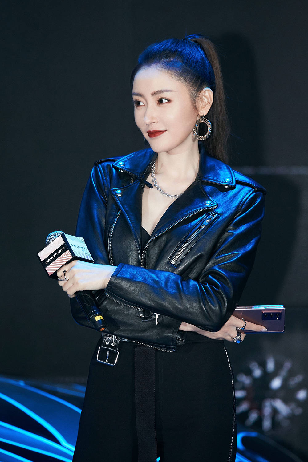 张天爱上演帅气特工 酷飒有型危险又迷人