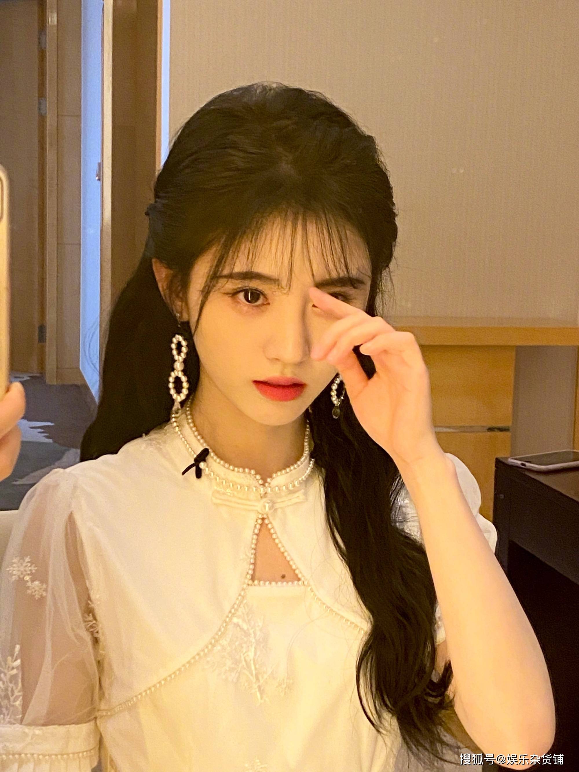 迪丽热巴鞠婧祎同台比美,同是齐刘海造型,热巴只输在一个地方