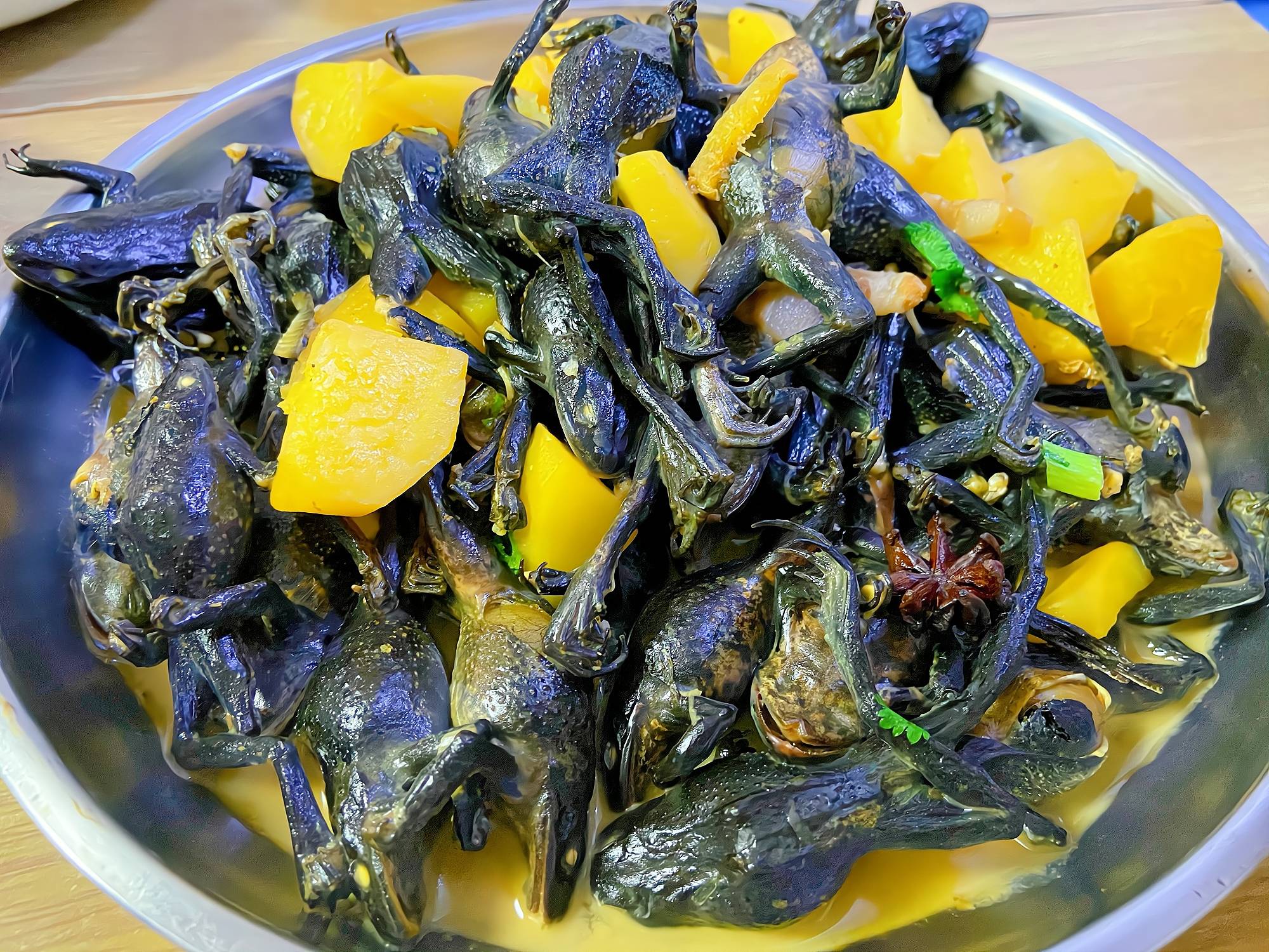 东北人常吃的农家菜,有一道是"土豆炖蛤蟆",相信没几个人敢吃