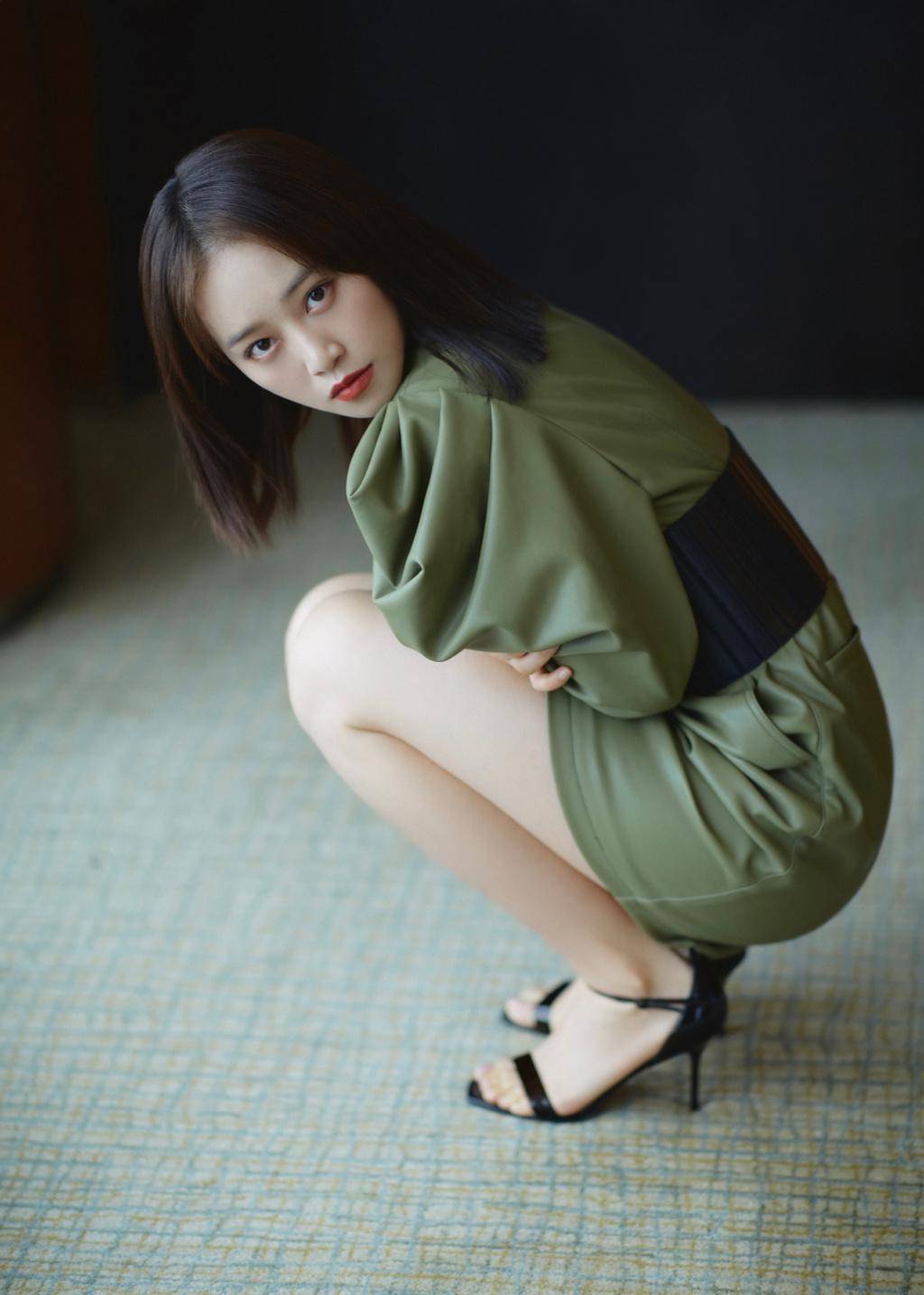 蓝盈莹拿下"姐姐团第一",穿斜肩轻纱裙美腿微露,性感极了