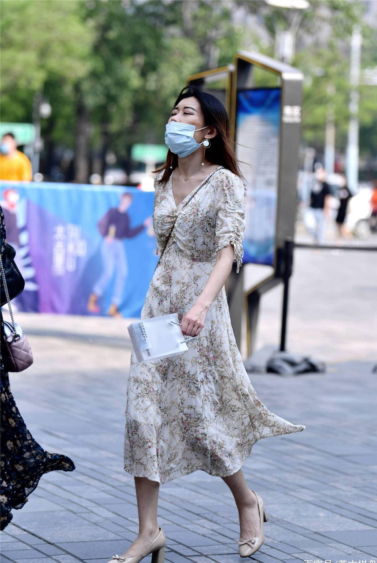 连衣长裙可以怎么搭_碎花束腰连衣长裙美女