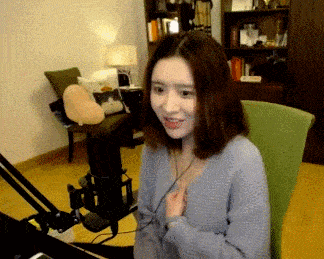 搞笑gif: 味道有这么好吗, 旁边小哥都看呆了啊