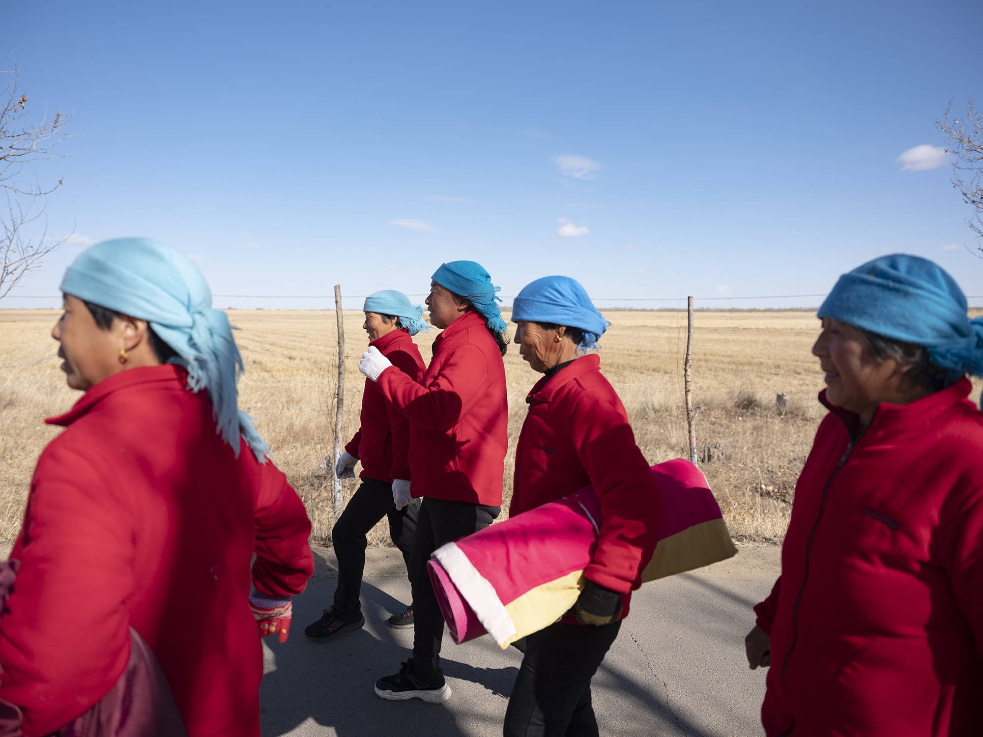 瑜伽进村：八旬老太徒手倒立