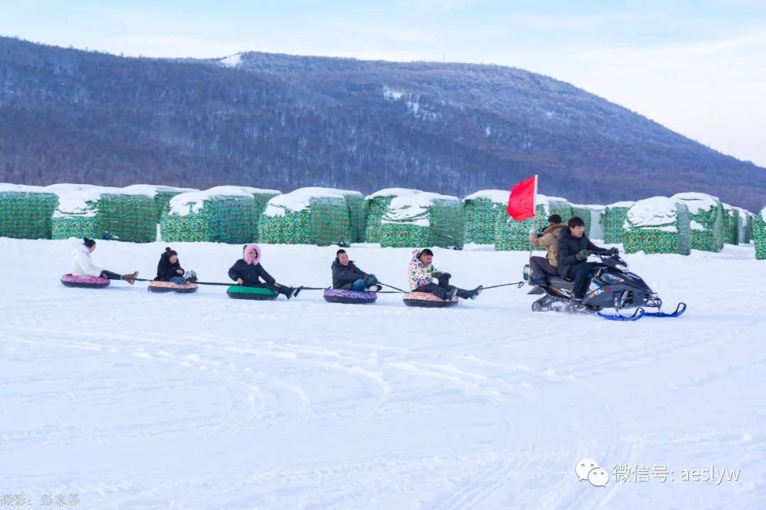 坐上雪地长龙,欢声笑语串成一串,越野车拉着雪圈带你驰骋在冰面上