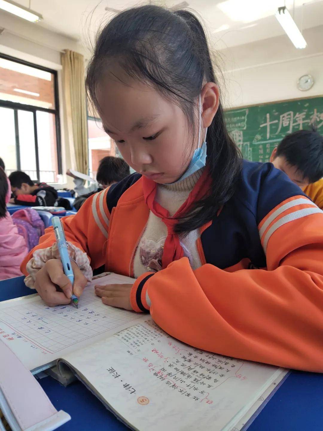 比赛|陕西师范大学奥林匹克花园学校小学部举行高段硬笔书写大赛