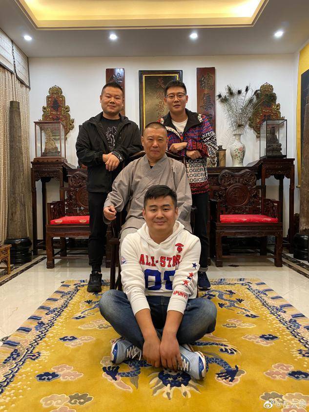 岳云鹏人缘太好，黄奕蔡少芬主动握手拥抱？手