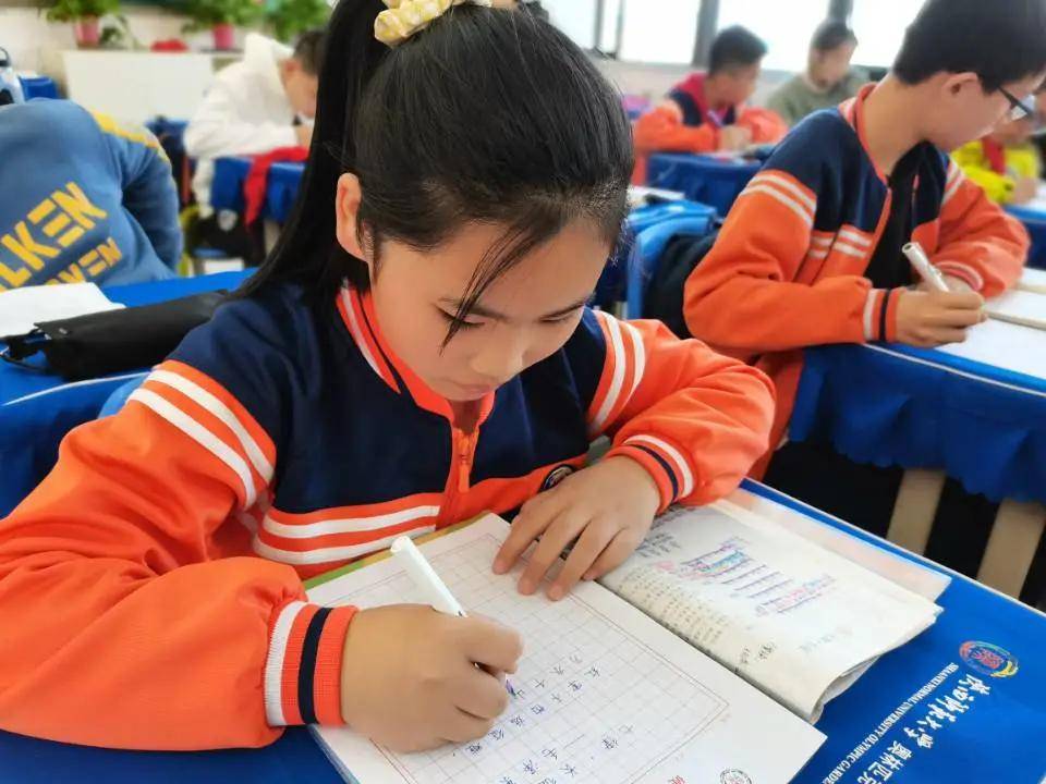 比赛|陕西师范大学奥林匹克花园学校小学部举行高段硬笔书写大赛