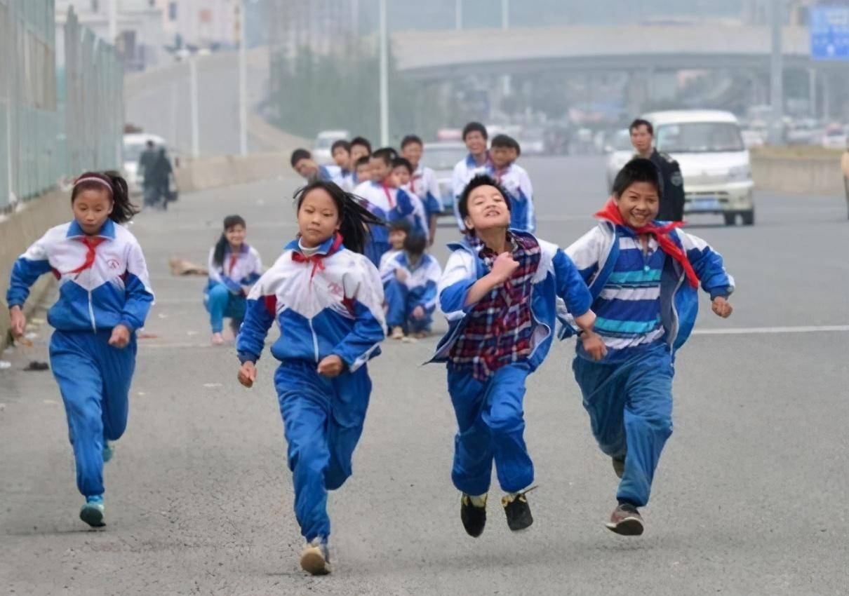 教育|惊心！小学生马路上“横冲”，被“直撞”，安全教育不能说说而已