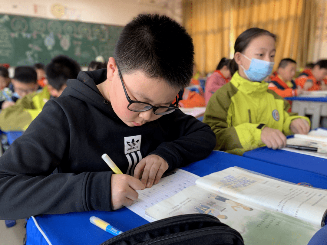 比赛|陕西师范大学奥林匹克花园学校小学部举行高段硬笔书写大赛