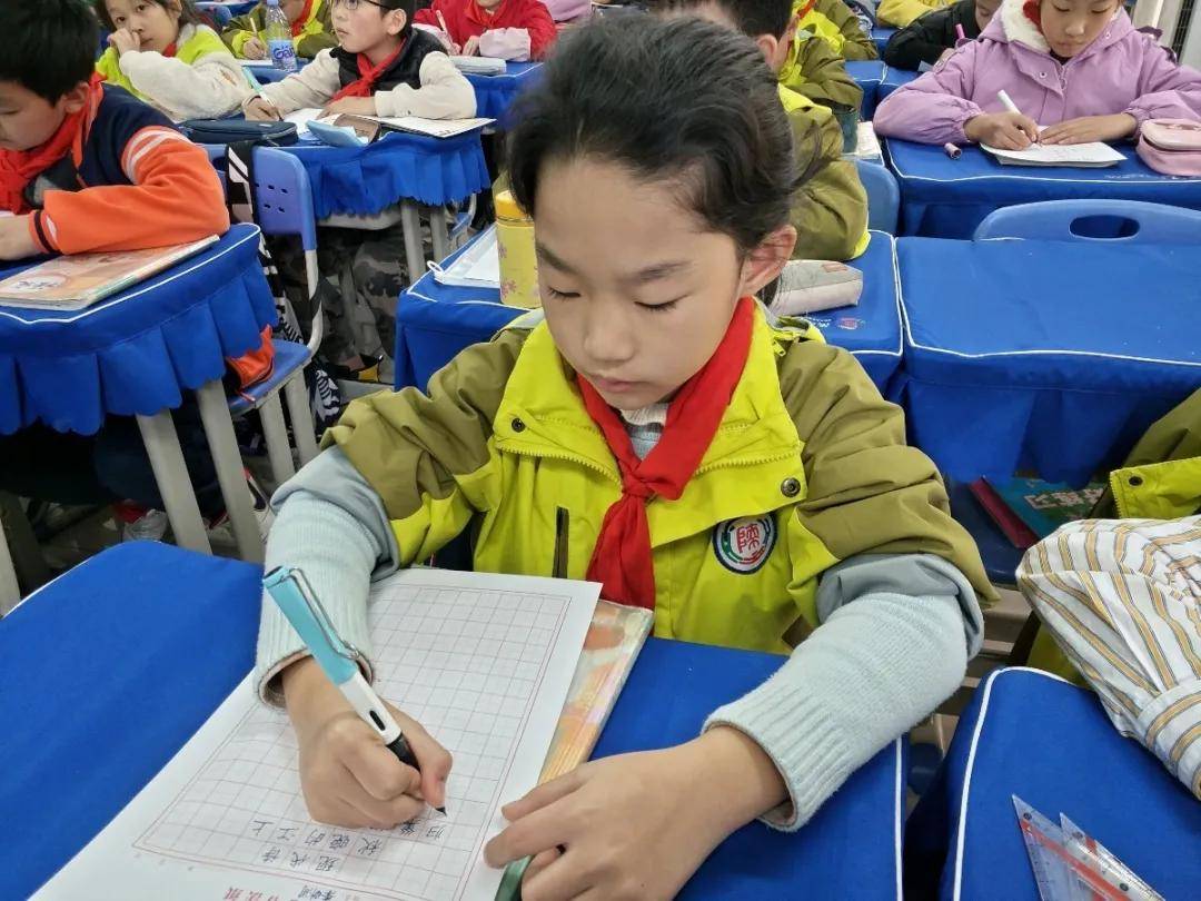 比赛|陕西师范大学奥林匹克花园学校小学部举行高段硬笔书写大赛