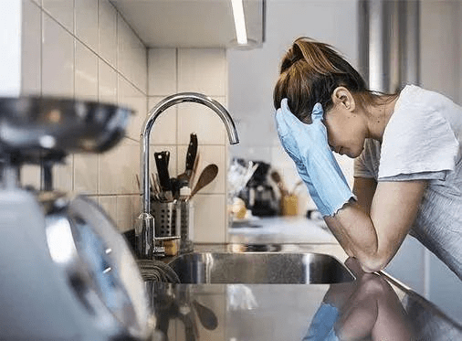 教你4大妙招瞬间清洁解决厨房污渍，家里老人也能简单操作！