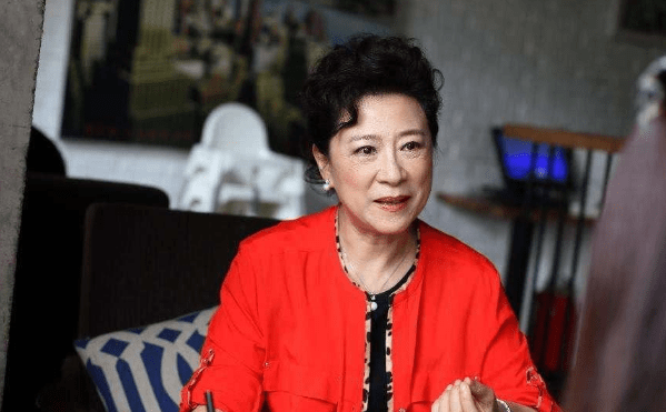 他是王馥荔儿子,出道多年直到39岁才走红,现41岁越来越帅
