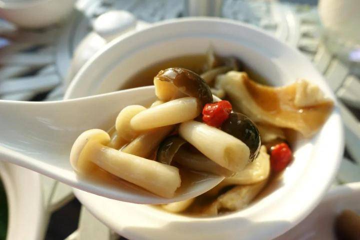 白玉菇的菇体晶莹剔透,充满食欲; 蟹味菇则是一种润肠通便的保健类