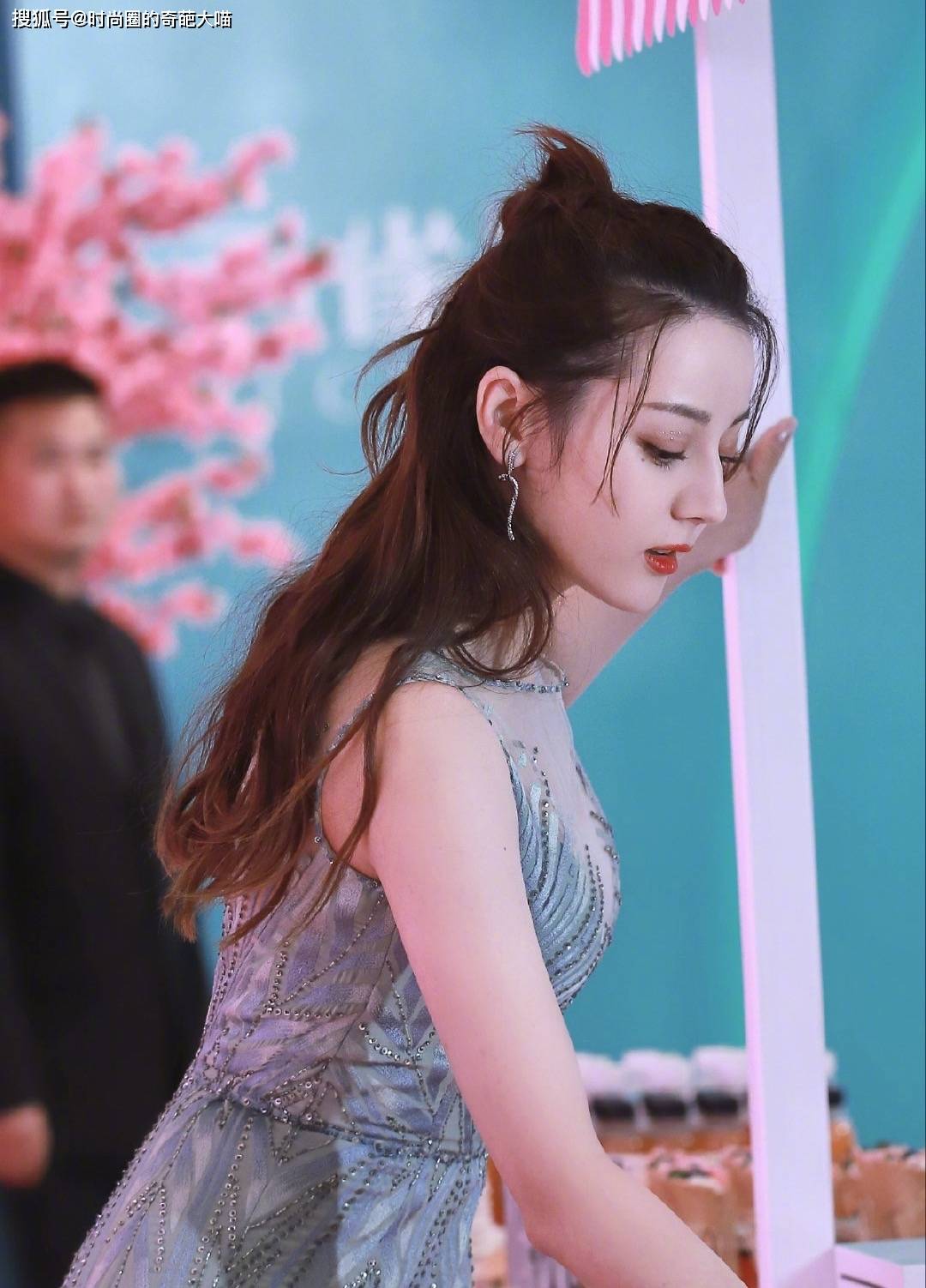 上镜|长发难打理又毛躁？学会俏皮半扎发，脸型变小巧还十足上镜