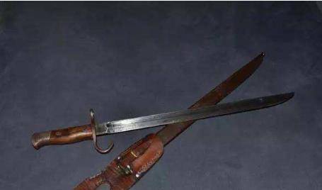二战时,日本三八式步枪带的刺刀有个钩子,是做什么用的?