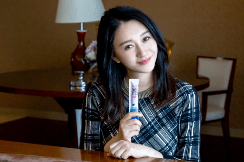 爱美|44岁李小冉扮公主少女感满满：人到中年，爱美是一种态度!