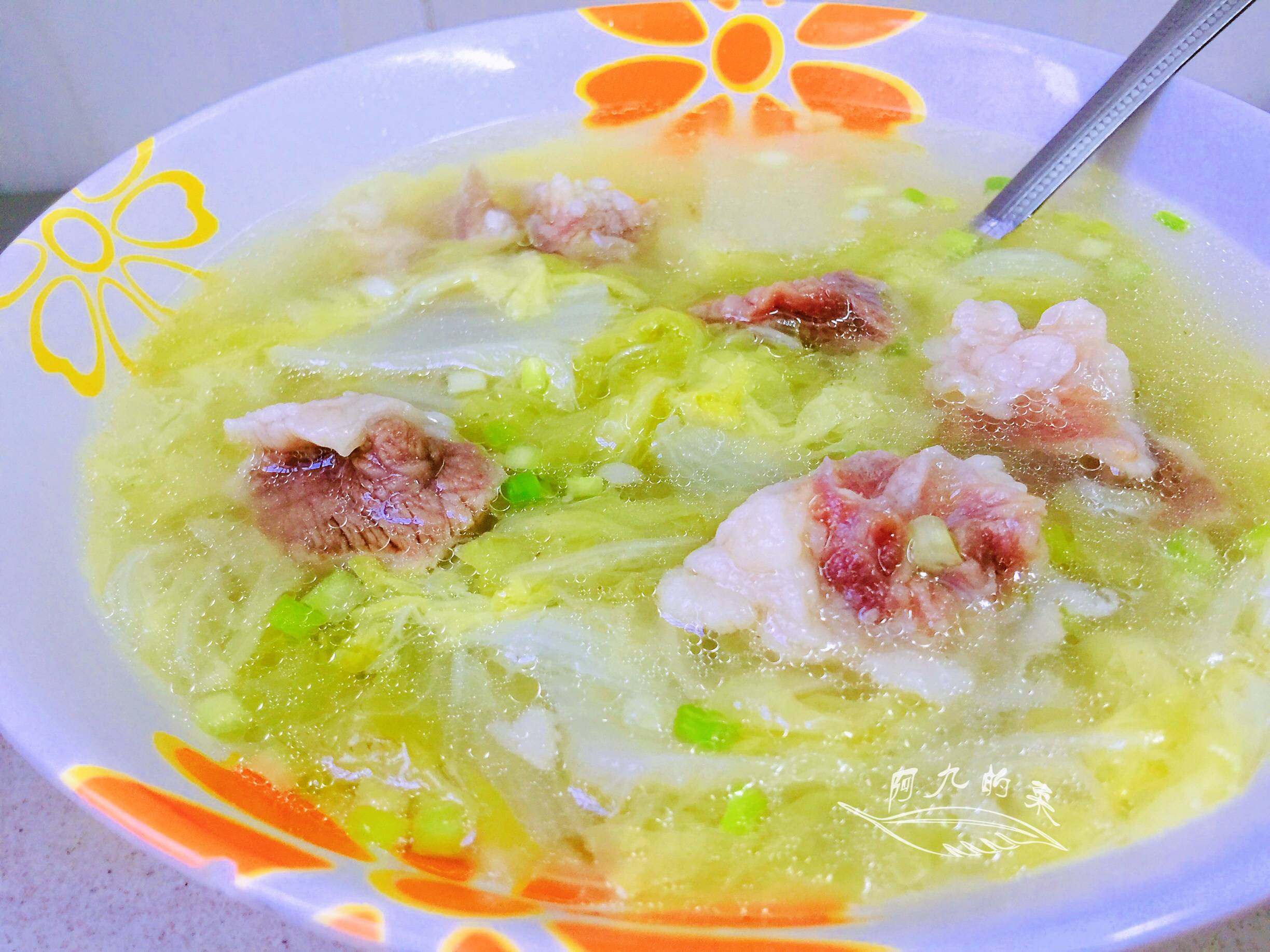 那么今天要分享的就是一道适合冷天常喝的靓汤—白菜炖煮牛肉汤的