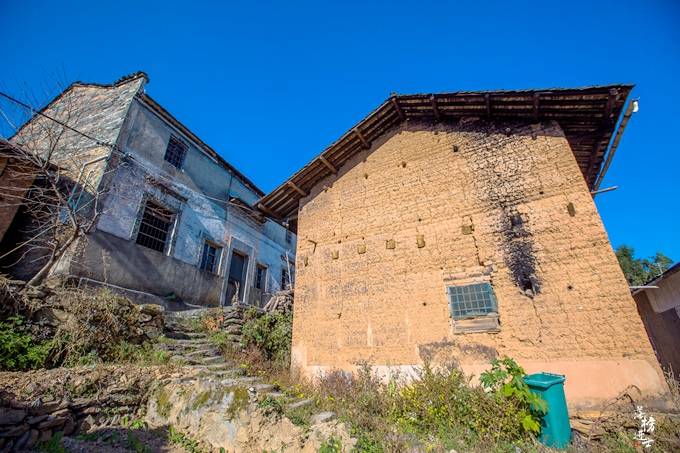 安徽休宁有一座高山中的古村落，远离闹市，已有2000多年的历史