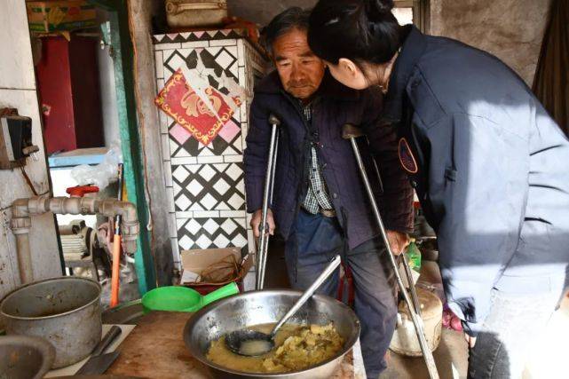 “傻”母亲拉扯智障儿子|清水慈善帮扶困难家庭