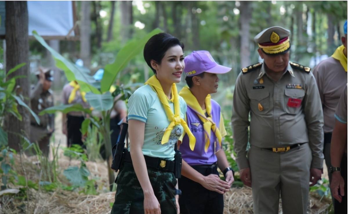 美得|诗妮娜造型百变！一天换两身服装美得不同，白衣清纯绿衣减龄