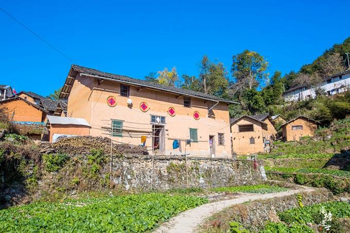 安徽休宁有一座高山中的古村落，远离闹市，已有2000多年的历史