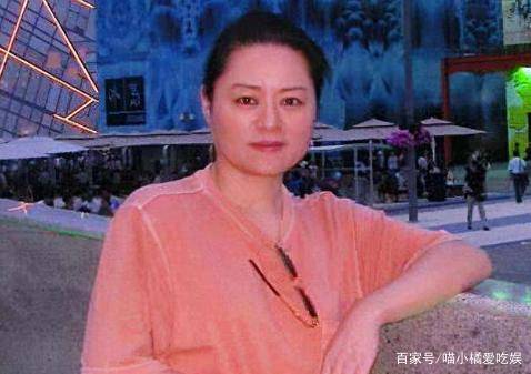 曾红过毛阿敏,破产被亲弟打成脑震荡,62岁靠做保姆养女儿