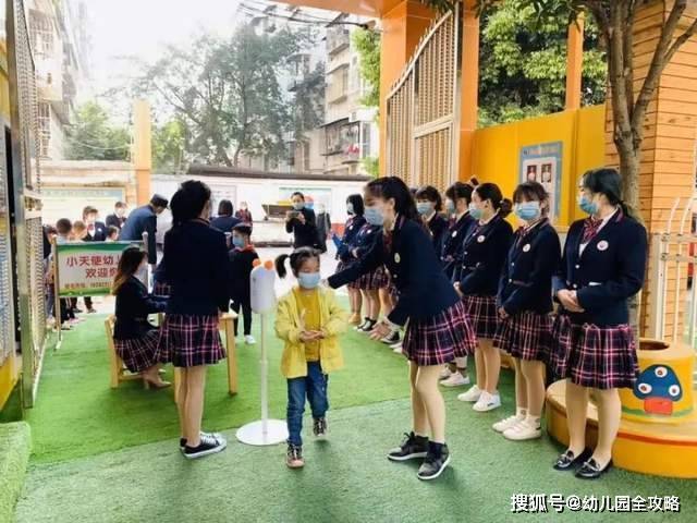 幼儿园户外活动,老师将照片分享在班级群,家长看到怒了:退学