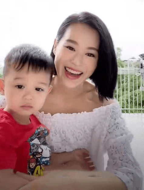 "不老女神"胡杏儿晒香港豪宅,家装精致又大气,婚后生活真甜蜜