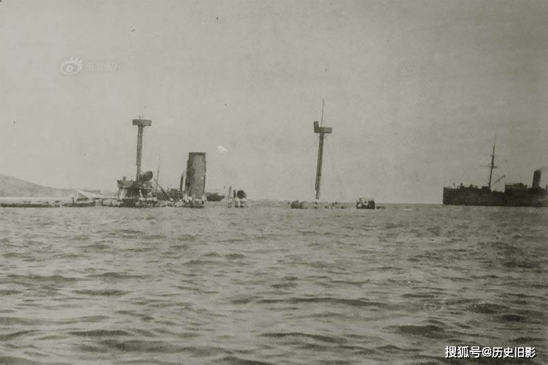 1895年北洋舰队覆灭老照片,自爆的定远舰残骸