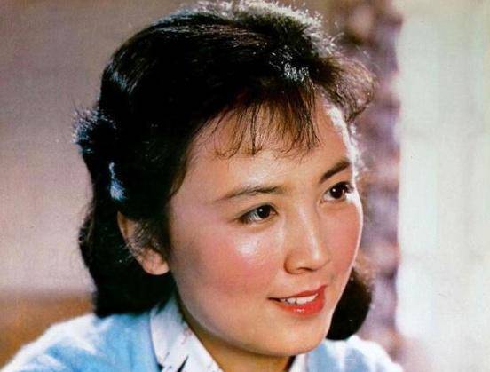 因《海之恋》而家喻户晓,嫁军官恩爱多年,如今61岁的她气质优雅