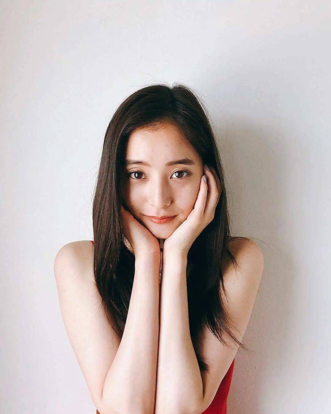 原创90后日本美女新木优子走红雪肤娇嫩白皙长腿性感迷人