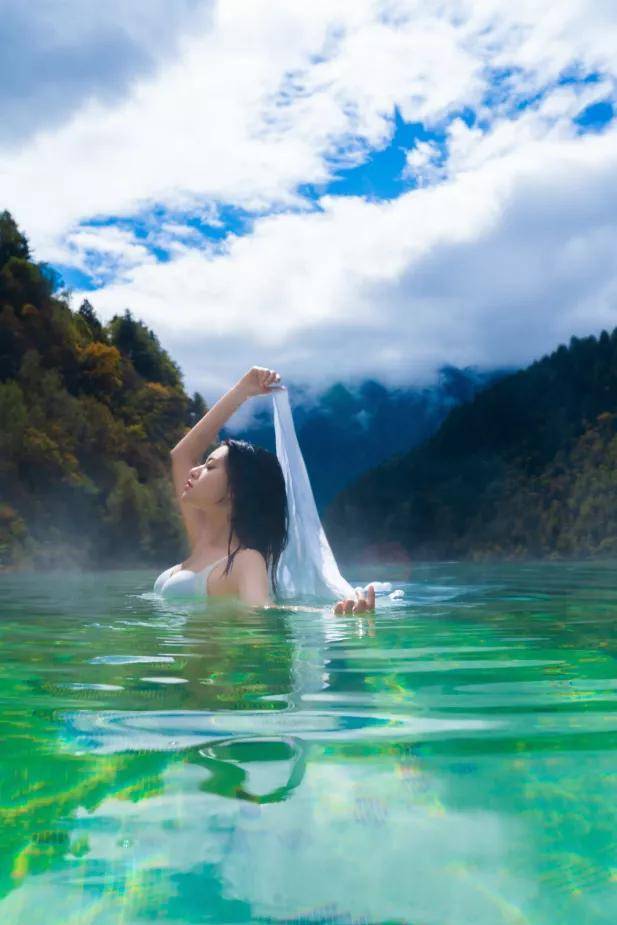 古尔沟温泉,被誉为藏羌子女 "一生必泡的神泉圣水",泉水甘露,天然纯净