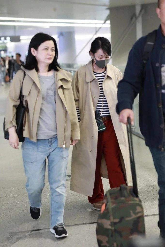 原创刘若英穿长裙肚腩横生,脸变得松垮下垂,但老了真实反倒很漂亮!