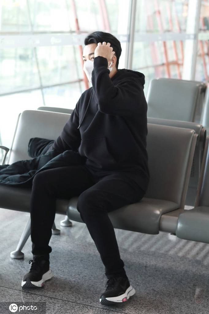 刘恺威现身机场,头夹白发背影佝偻显沧桑