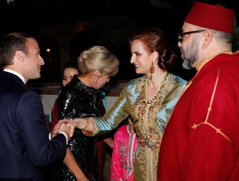 原创42岁摩洛哥王妃美绝!马克龙献上吻手礼,丝毫不顾布里吉特感受