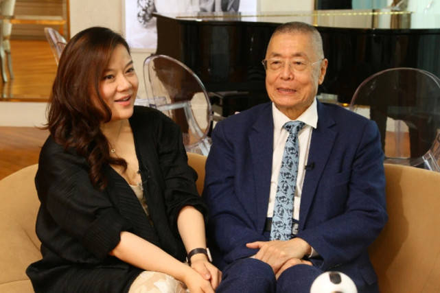 原创太太坐月子,81岁刘诗昆亲自带初生女儿出门,两名保姆贴身照顾