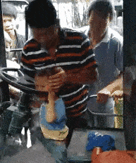 搞笑gif趣图: 有你在前面霸占着,哪还有大妈们的位置