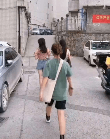 原创
妹子,你自拍时还挡着脸,这是拍给谁看呢