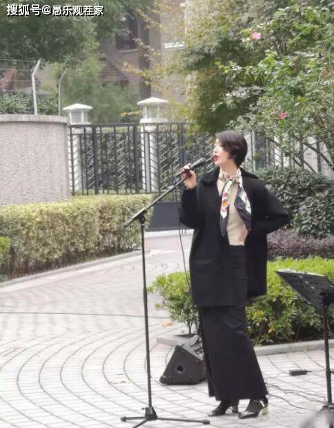 李亚鹏新恋情曝光后首现身，未见小19岁女友陪伴