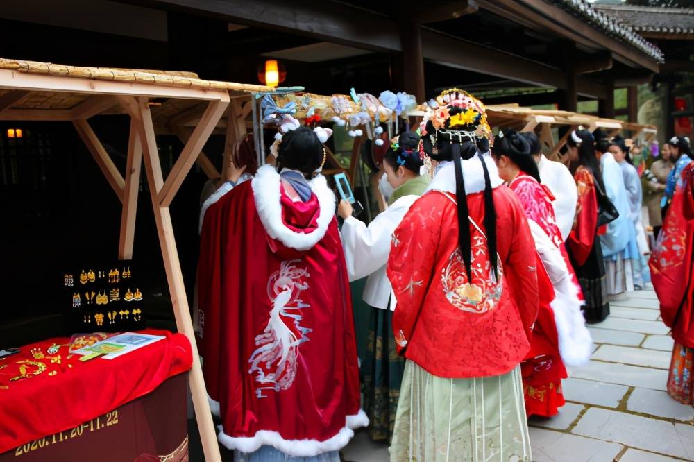 汉服节中国汤里刷屏!惊艳"古风美"掀起"汉服热"