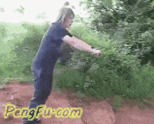 搞笑gif段子:小猫把主人的裤子扯掉了