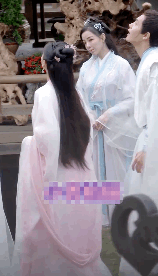杨颖新剧古装造型曝光,一袭粉衣仙气飘飘,我却被一旁的女子圈粉