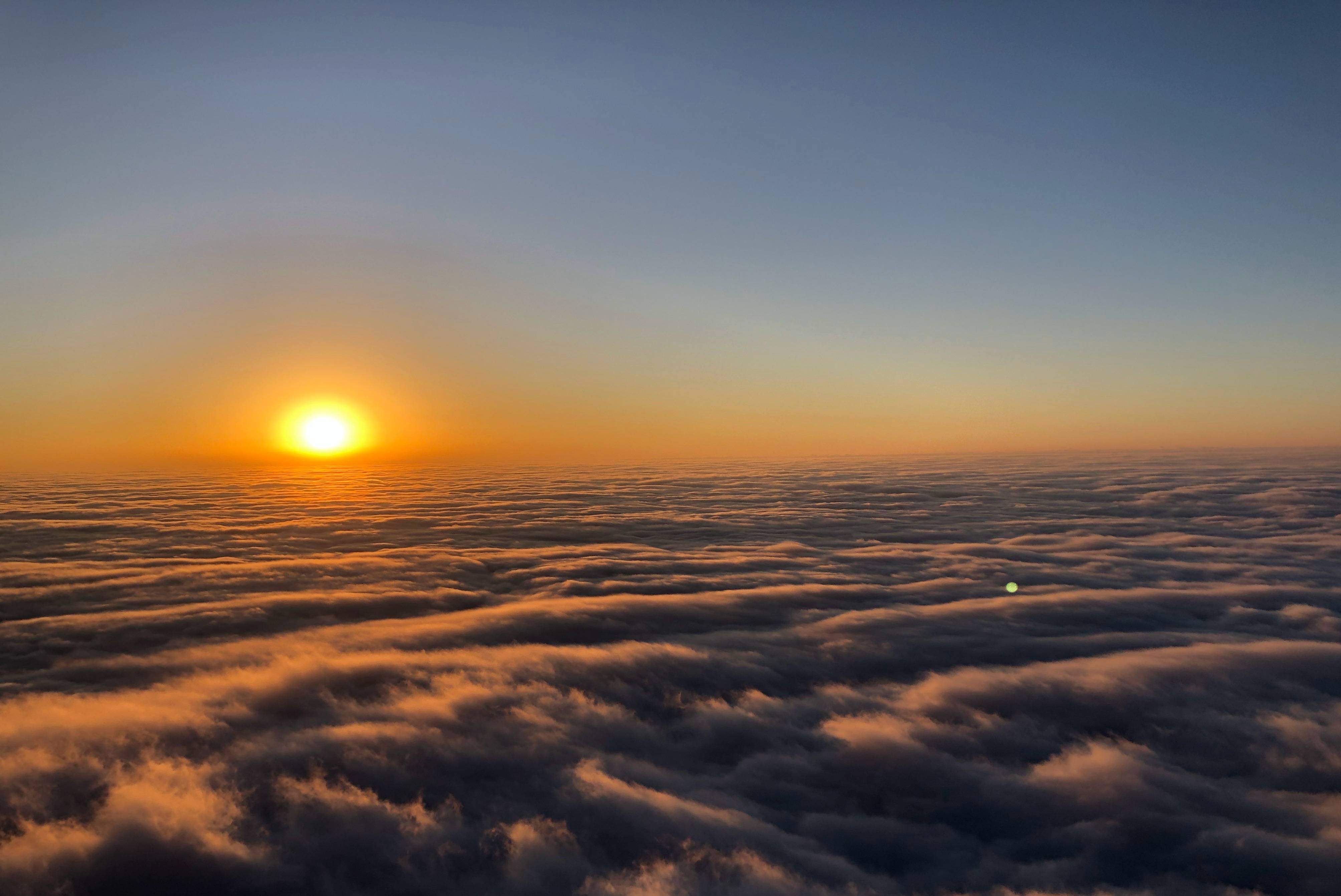 穿越云雾,便是晴天,我觉得看日出还是峨眉山最佳