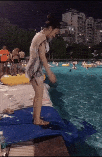 媳妇非要给我表演跳水,这入水姿势合格吗?