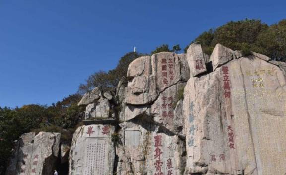 玉皇顶:是泰山最高点的标志,是历代帝皇登山设坛祭天之处_手机搜狐网