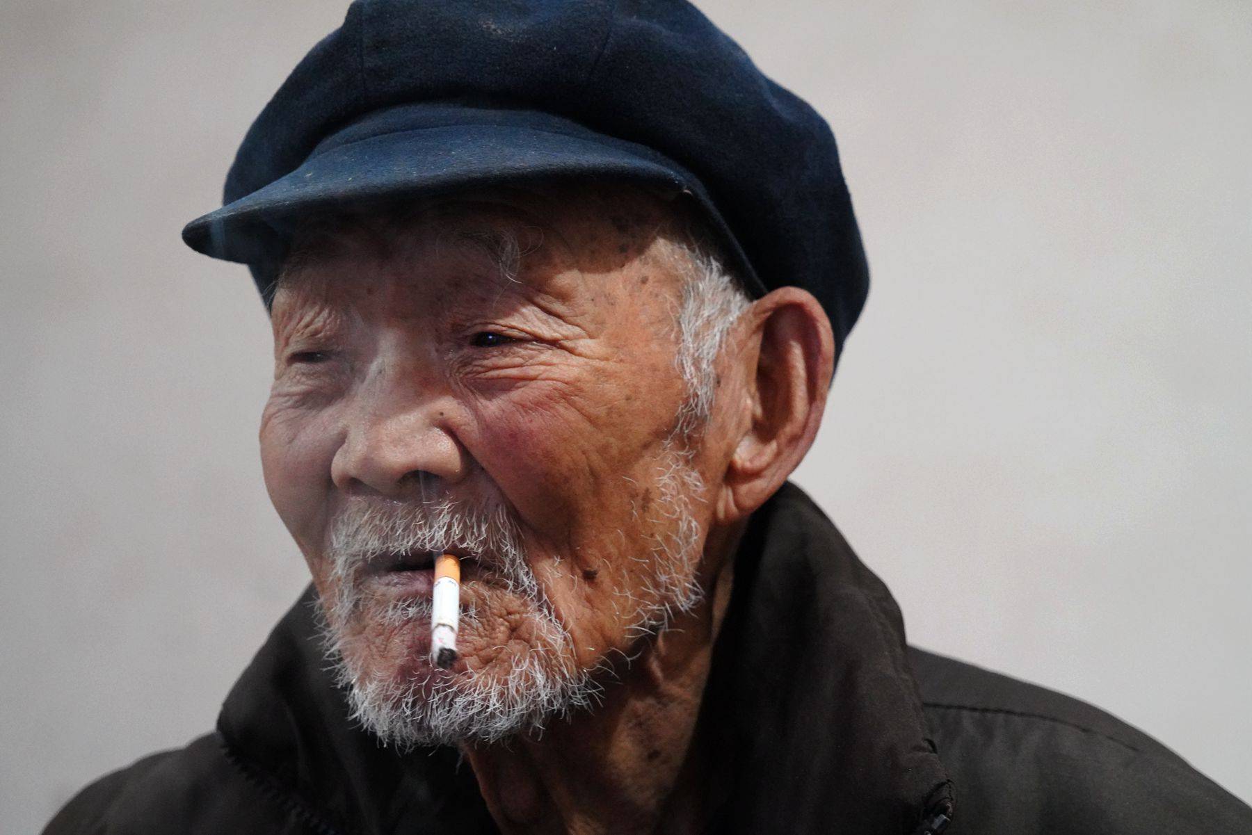 原创山西农村老爷爷101岁抽烟喝酒80多年看活得咋样